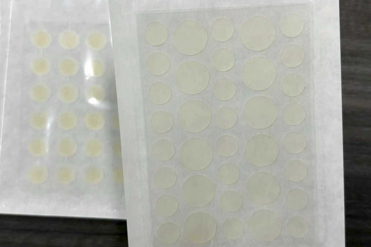 Plain hydrocolloid pimple patches on backing film