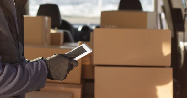 courier-doing-jobs-logistics@1x (1).webp